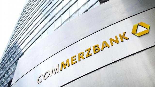 Das Schild am Eingang der Commerzbank in Frankfurt