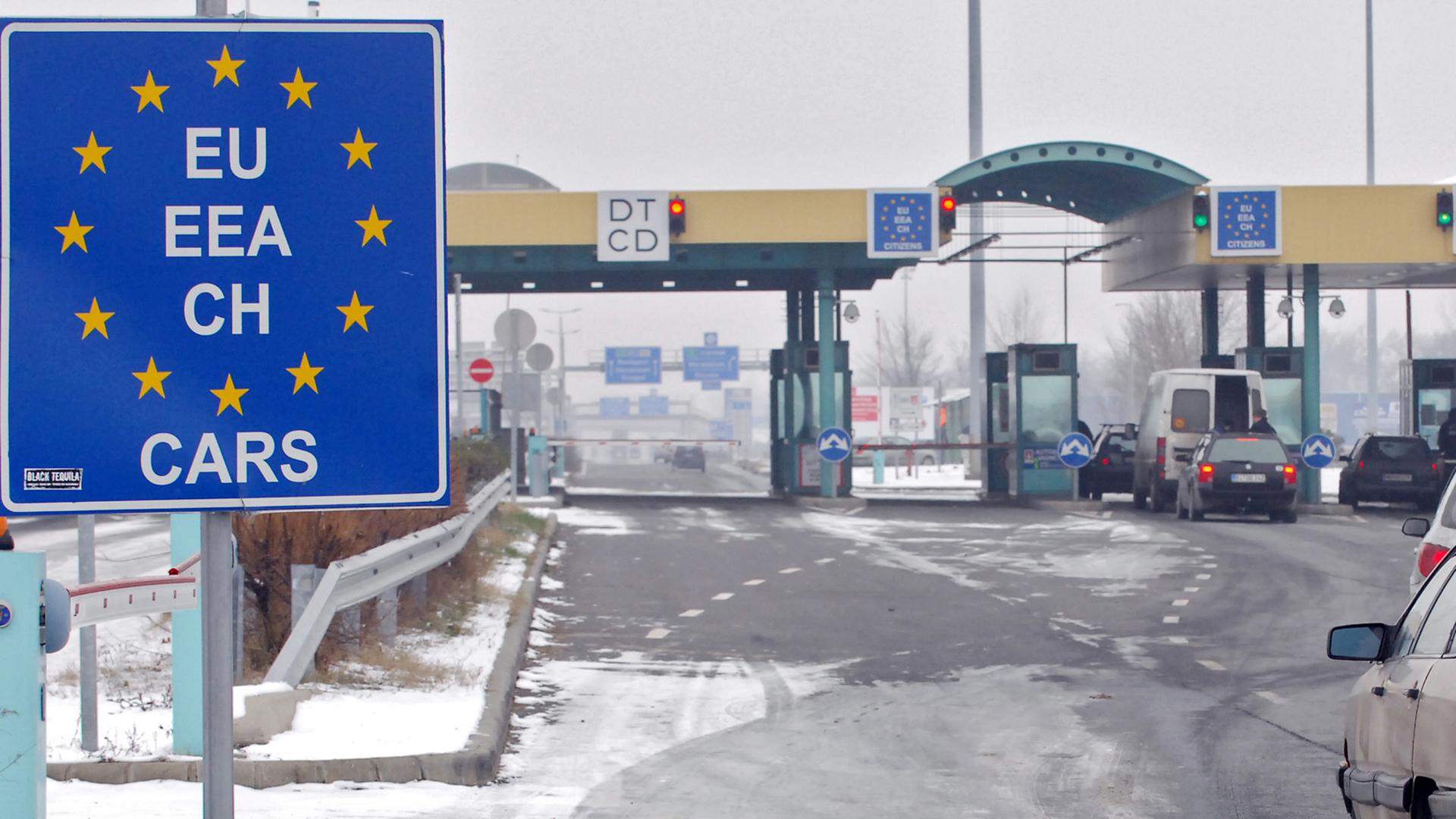 Die Grenze zwischen Ungarn und Serbien, eine der Schengen-Außengrenzen. Die Grenze zwischen Ungarn und Serbien, eine der Schengen-Außengrenzen.