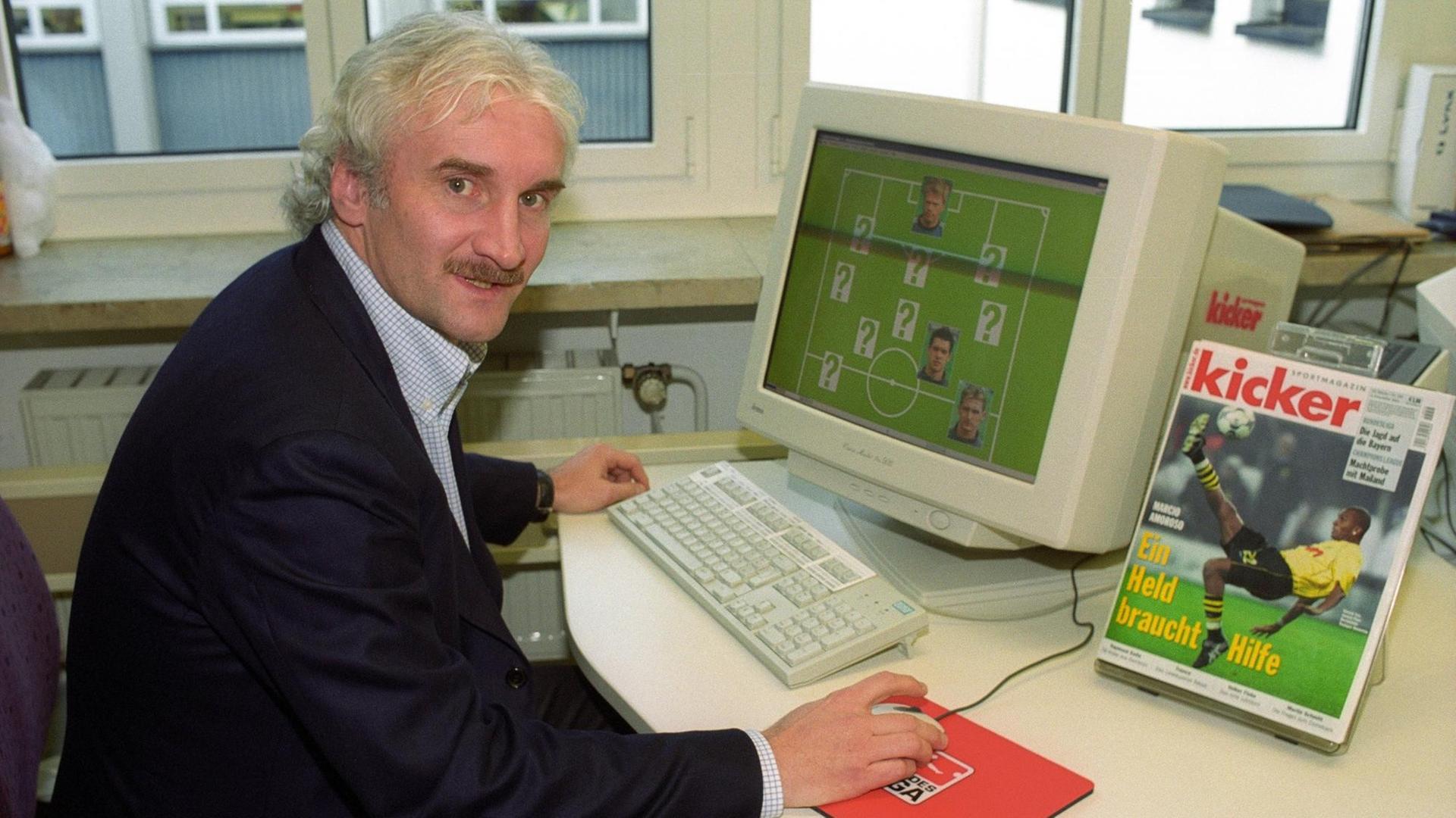 Der damalige Teamchef der deutschen Fußball-Nationalmannschaft der Männer, Rudi Völler, sitzt am 09.02.2002 vor einem Bildschirm in der Redaktion des Sportmagazins "Kicker" Der damalige Teamchef der deutschen Fußball-Nationalmannschaft der Männer, Rudi Völler, sitzt am 09.02.2002 vor einem Bildschirm in der Redaktion des Sportmagazins "Kicker"