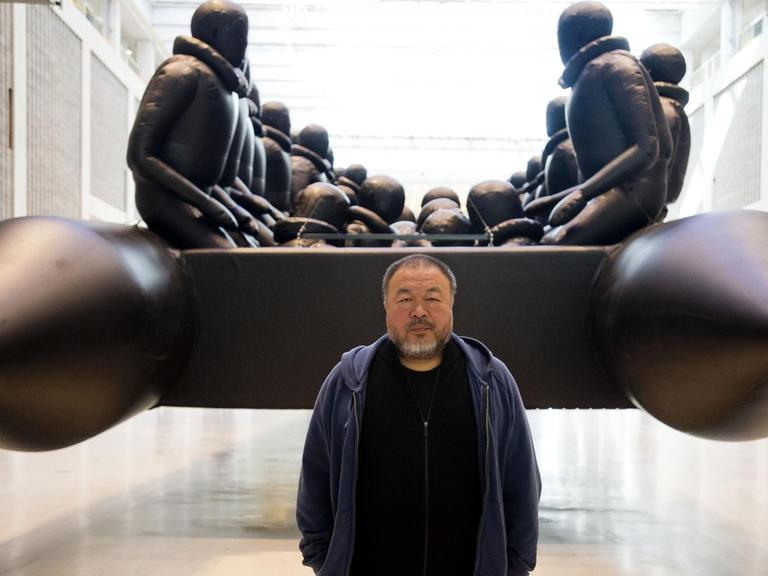 Der chinesische Konzeptkünstler Ai Weiwei steht vor seinem neuesten Werk: Eine Plastik, die ein Schlauchboot mit Flüchtlingen darstellt, installiert in der National Gallery von Prag (Tschechien)