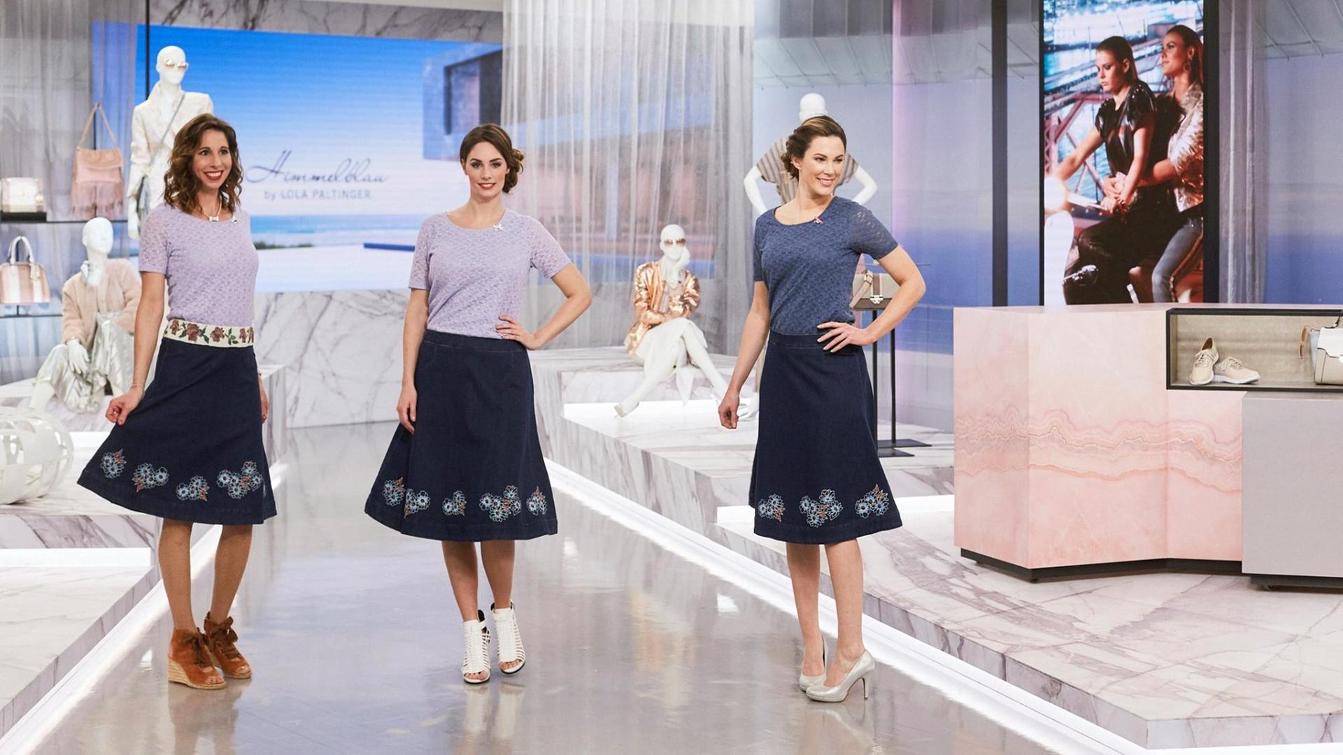 Die Modedesignerin Lola Paltinger (li.) präsentiert auf dem Shopping-Kanal HSE24 mit zwei Fotomodels ihre Kollektion