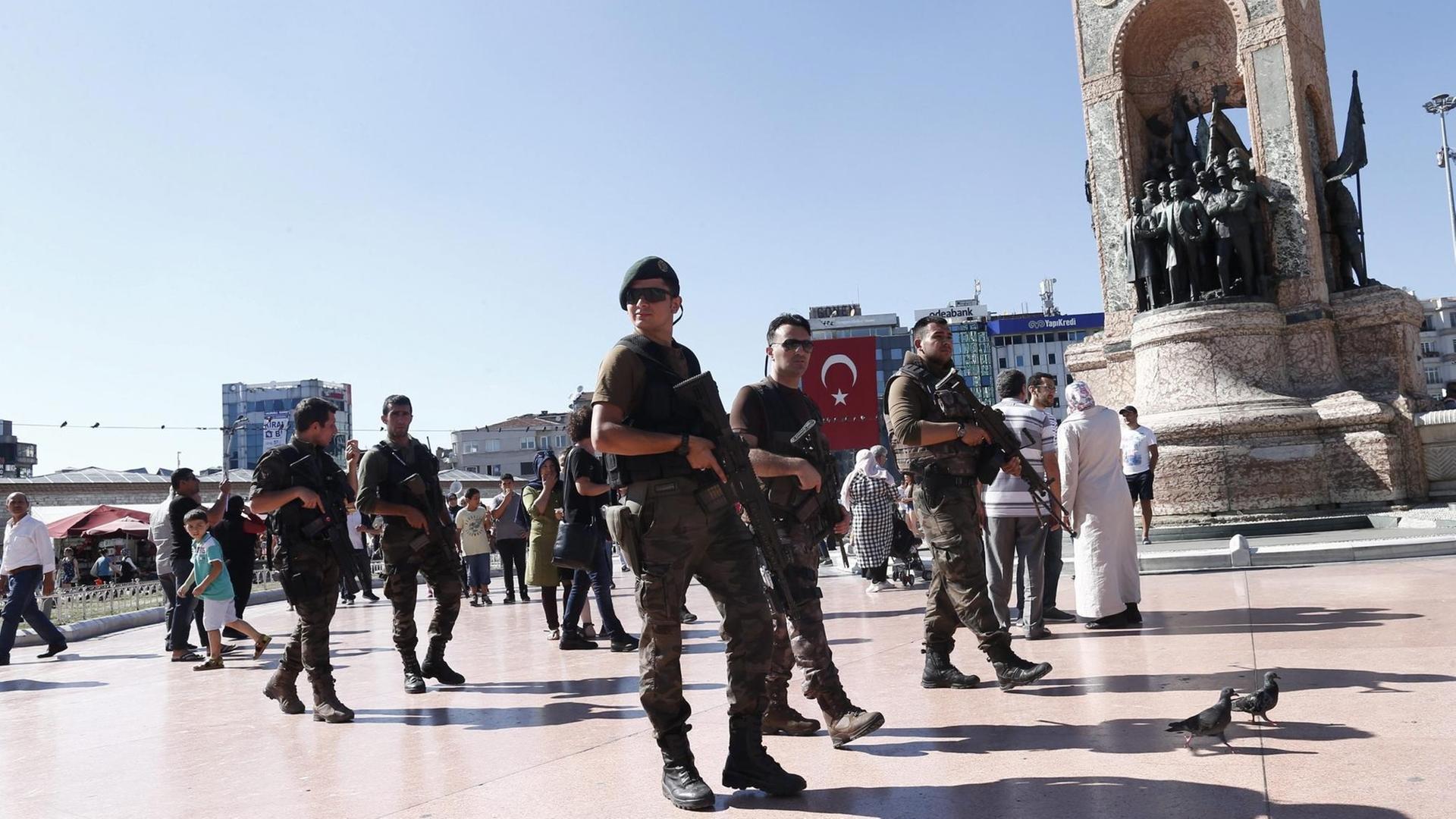 Türkische Polizisten patrouillieren auf dem Taksim-Platz in Istanbul. Türkische Polizisten patrouillieren auf dem Taksim-Platz in Istanbul.