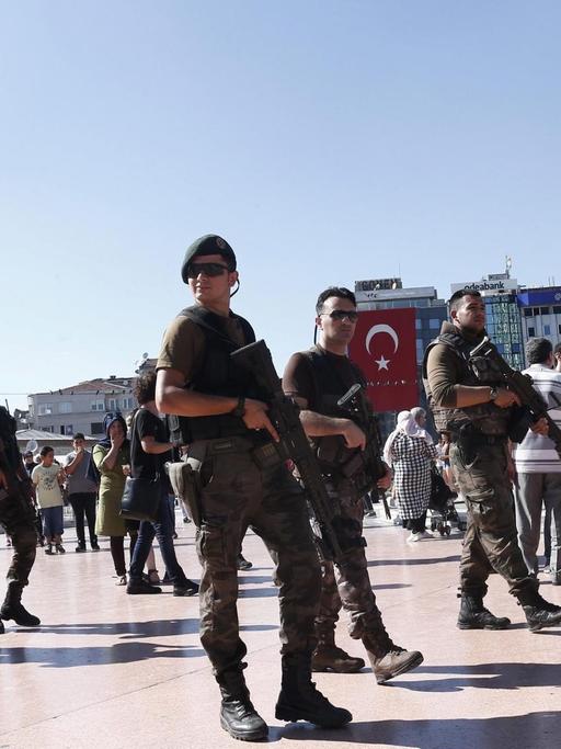 Türkische Polizisten patrouillieren auf dem Taksim-Platz in Istanbul.