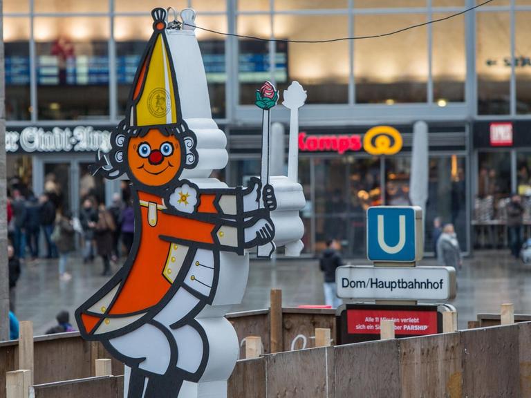Ein leuchtendes Schild eines Karnevalisten ist am 31.01.2016 in Köln (Nordrhein-Westfalen) vor dem Hauptbahnhof zu sehen.
