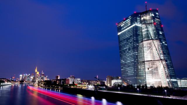 Ein Schiff fährt am 06.08.2014 auf dem Main in Frankfurt am milliardenteuren Neubau der Europäischen Zentralbank vorbei.