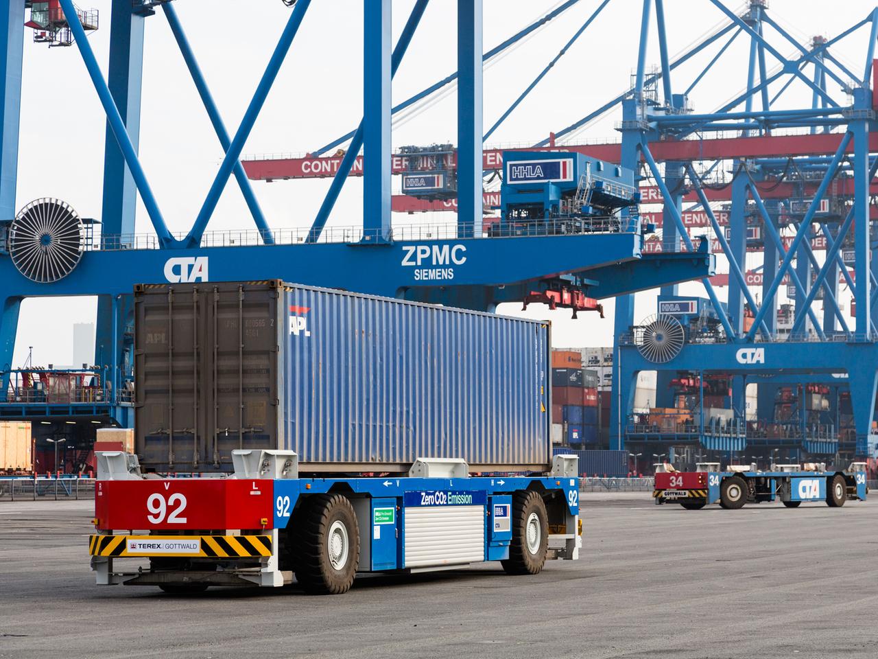 Auf dem HHLA Container Terminal Altenwerder sind derzeit zehn batteriebetriebene und selbstfahrende Schwerlastfahrzeuge (Automated Guided Vehicle, kurz AGV) in Betrieb, deren Batterien mit Ökostrom-Spitzen geladen werden sollen. Auf dem HHLA Container Terminal Altenwerder sind derzeit zehn batteriebetriebene und selbstfahrende Schwerlastfahrzeuge (Automated Guided Vehicle, kurz AGV) in Betrieb, deren Batterien mit Ökostrom-Spitzen geladen werden sollen.