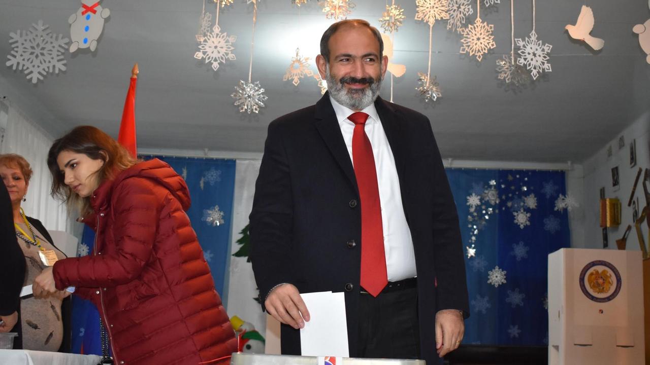 Armeniens Ministerpräsident Nikol Paschinjan gibt in einem Kindergarten in der Hauptstadt Eriwan seine Stimme ab. Armeniens Ministerpräsident Nikol Paschinjan gibt in einem Kindergarten in der Hauptstadt Eriwan seine Stimme ab.
