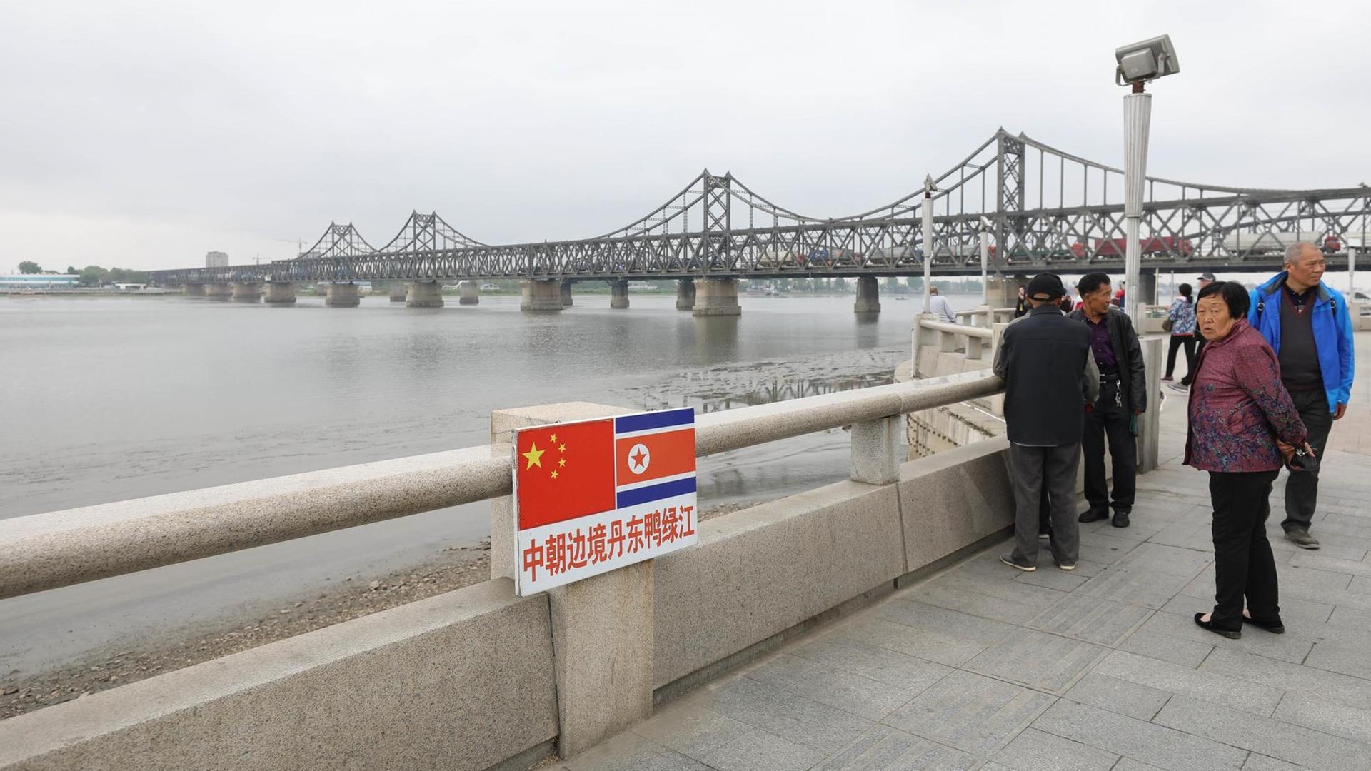 Die Stadt Dandong am Yalu-Fluss ist die wichtigste chinesische Grenzstadt zu Nordkorea. Die Stadt Dandong am Yalu-Fluss ist die wichtigste chinesische Grenzstadt zu Nordkorea.