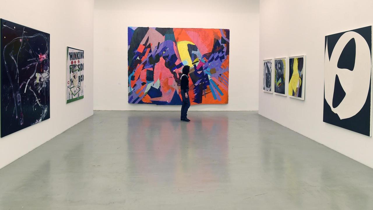 Eine Mitarbeiterin des Museums Weserburg steht in Bremen in der Ausstellung "Dreamaholic - Kunst aus Finnland" vor einem Bild von Kirsi Mikkola (Ohne Titel). Die Ausstellung gibt Einblicke in die aktuelle finnische Kunstszene und ist vom 4. Februar bis zum 27. August 2017 zu sehen. ACHTUNG: Verwendung nur zur Berichterstattung über die Ausstellung «Dreamaholic - Kunst aus Finnland» Foto: Carmen Jaspersen/dpa | Verwendung weltweit Eine Mitarbeiterin des Museums Weserburg steht in Bremen in der Ausstellung "Dreamaholic - Kunst aus Finnland" vor einem Bild von Kirsi Mikkola (Ohne Titel). Die Ausstellung gibt Einblicke in die aktuelle finnische Kunstszene und ist vom 4. Februar bis zum 27. August 2017 zu sehen. ACHTUNG: Verwendung nur zur Berichterstattung über die Ausstellung «Dreamaholic - Kunst aus Finnland» Foto: Carmen Jaspersen/dpa | Verwendung weltweit
