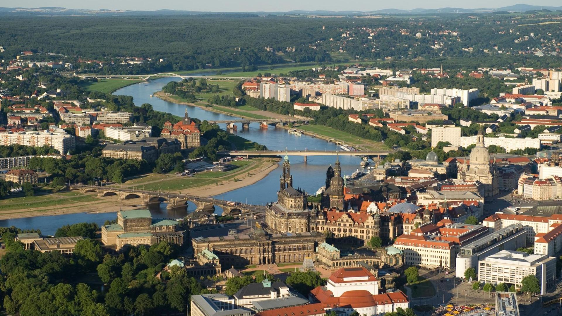 Die Elbe fließt zwischen der Dresdner Altstadt und der Neustädter Elbseite. Die Elbe fließt zwischen der Dresdner Altstadt und der Neustädter Elbseite.