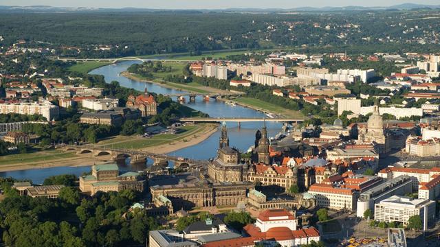 Ein Luftbild der Dresdener Altstadt und der Neustädter Elbseite.