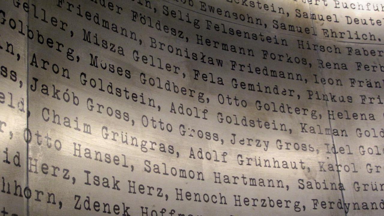 Die Namen der von Oskar Schindler geretteten Juden sind aufgelistet in einem Raum der ehemaligen Emailfabrik in Krakau (Polen), die heute ein Museum mit einer multimedialen Ausstellung zur deutschen Besatzung in Krakau ist. Ohne Schindlers Liste wäre der Krakauer Stadtteil Kazimierz nicht das pulsierende Szene-Stadtteil der Gegenwart. Die Namen der von Oskar Schindler geretteten Juden sind aufgelistet in einem Raum der ehemaligen Emailfabrik in Krakau (Polen), die heute ein Museum mit einer multimedialen Ausstellung zur deutschen Besatzung in Krakau ist. Ohne Schindlers Liste wäre der Krakauer Stadtteil Kazimierz nicht das pulsierende Szene-Stadtteil der Gegenwart.