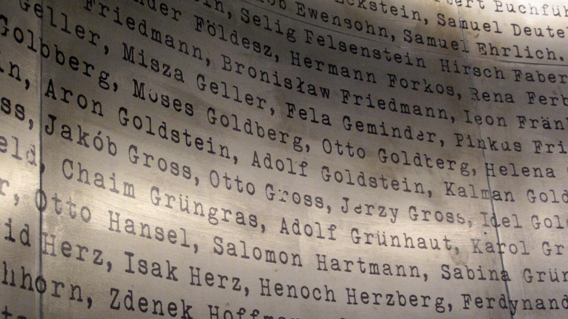Die Namen der von Oskar Schindler geretteten Juden sind aufgelistet in einem Raum der ehemaligen Emailfabrik in Krakau (Polen), die heute ein Museum mit einer multimedialen Ausstellung zur deutschen Besatzung in Krakau ist. Ohne Schindlers Liste wäre der Krakauer Stadtteil Kazimierz nicht das pulsierende Szene-Stadtteil der Gegenwart.