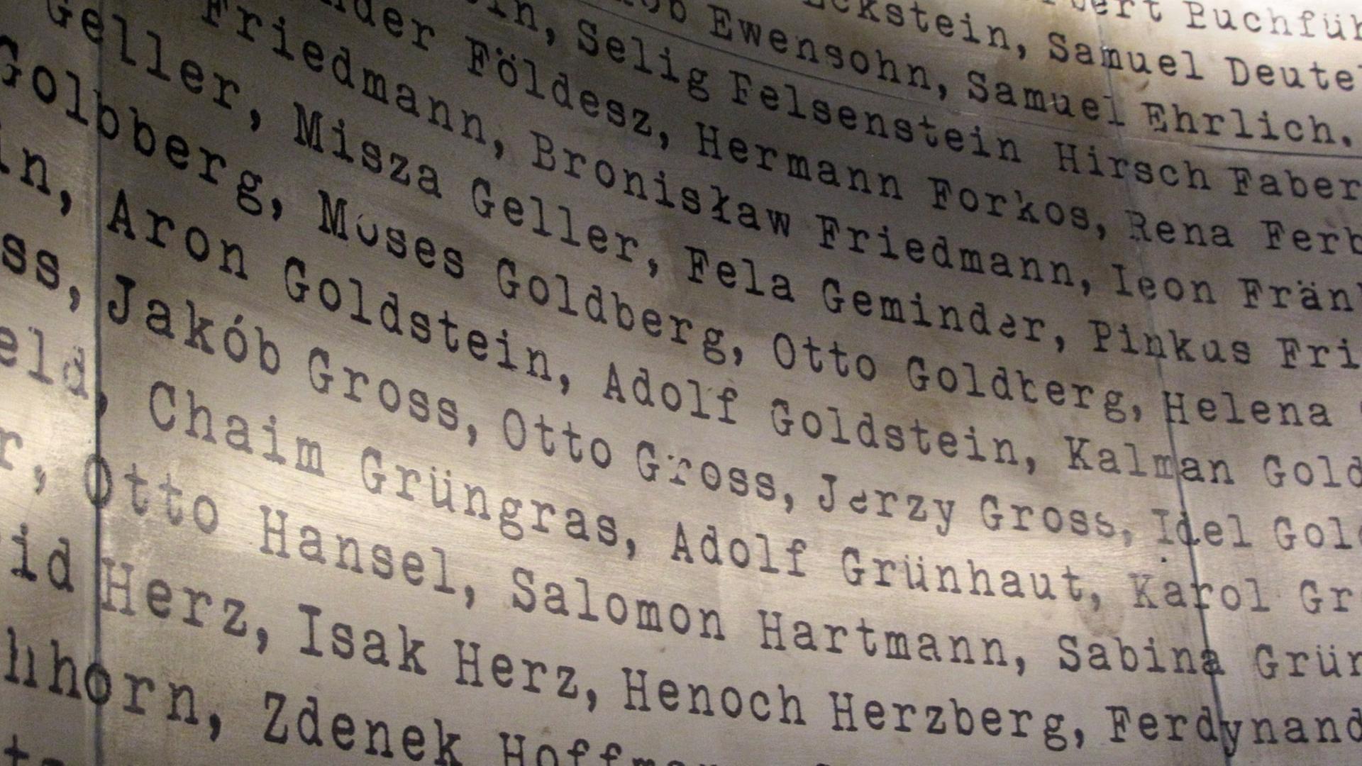 Die Namen der von Oskar Schindler geretteten Juden sind aufgelistet in einem Raum der ehemaligen Emailfabrik in Krakau (Polen), die heute ein Museum mit einer multimedialen Ausstellung zur deutschen Besatzung in Krakau ist. Ohne Schindlers Liste wäre der Krakauer Stadtteil Kazimierz nicht das pulsierende Szene-Stadtteil der Gegenwart. Die Namen der von Oskar Schindler geretteten Juden sind aufgelistet in einem Raum der ehemaligen Emailfabrik in Krakau (Polen), die heute ein Museum mit einer multimedialen Ausstellung zur deutschen Besatzung in Krakau ist. Ohne Schindlers Liste wäre der Krakauer Stadtteil Kazimierz nicht das pulsierende Szene-Stadtteil der Gegenwart.