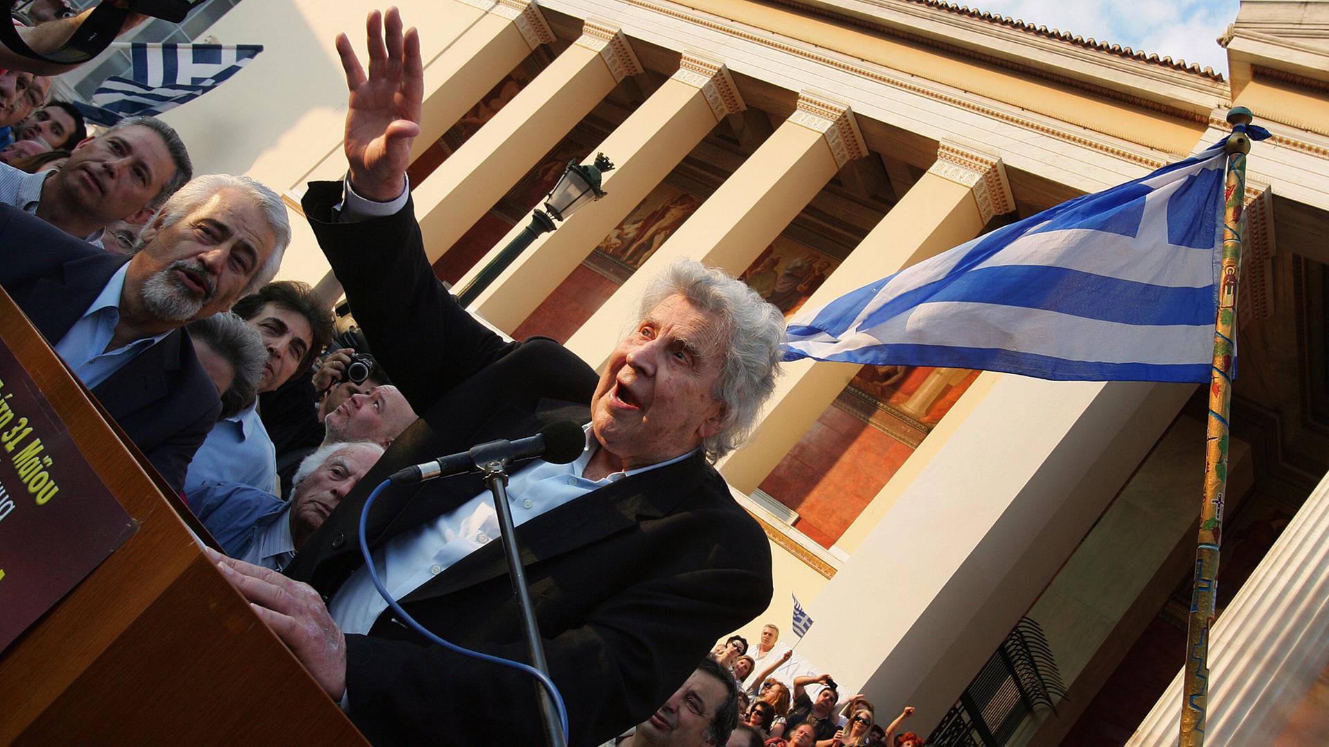 Der Komponist und Sänger Mikis Theodorakis hält eine Rede vor der Universität im Zentrum Athens (Archivaufnahme von 2011) Der Komponist und Sänger Mikis Theodorakis hält eine Rede vor der Universität im Zentrum Athens (Archivaufnahme von 2011)
