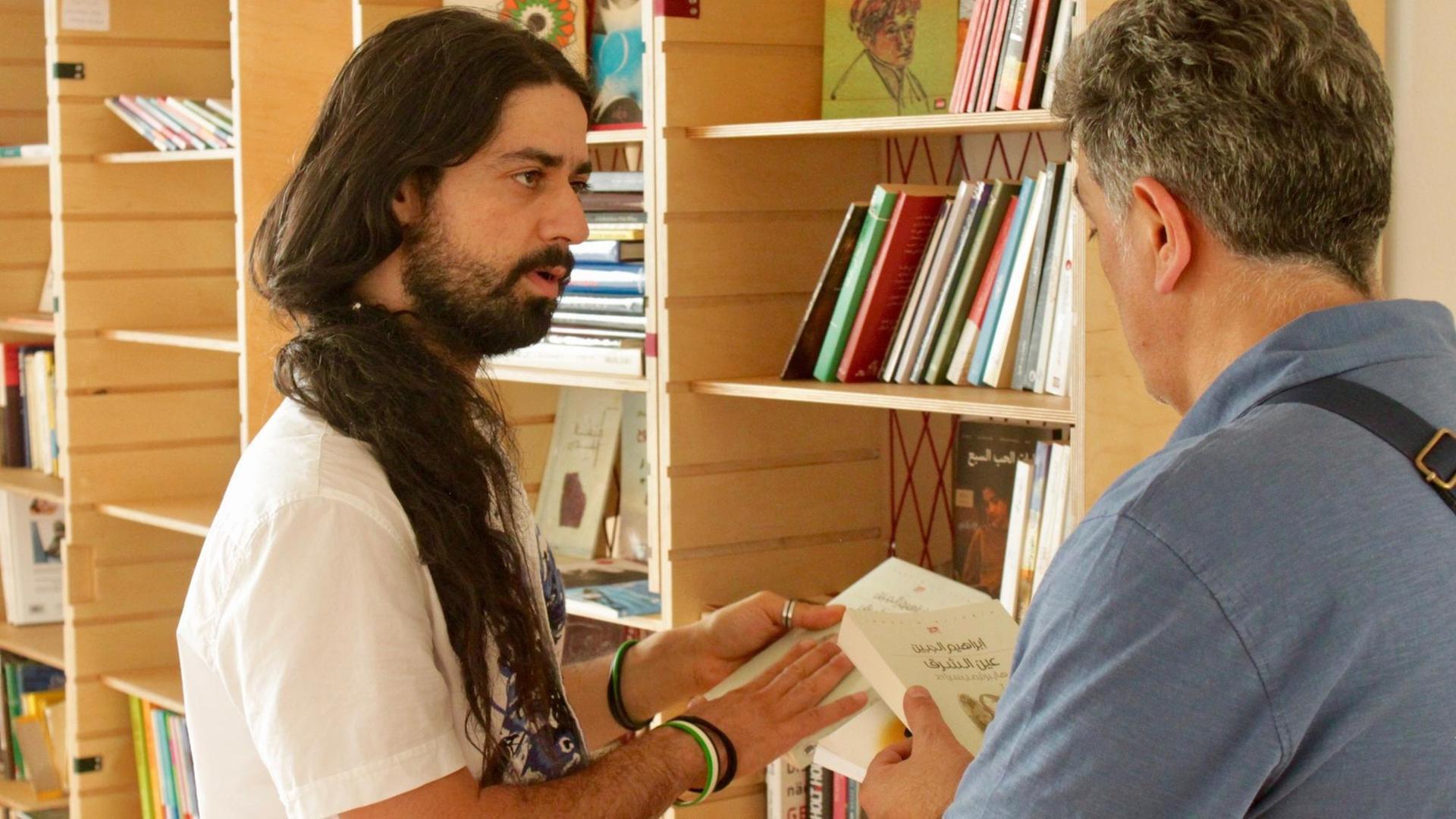 Wirbt für arabische Literatur: Muhannad Qaiconie (links) in der Bibliothek Baynatna. Wirbt für arabische Literatur: Muhannad Qaiconie (links) in der Bibliothek Baynatna.