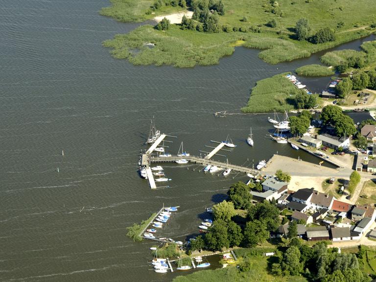 Eine Luftaufnahme zeigt den Yachthafen der Kleinstadt Lassan am Peenestrom.