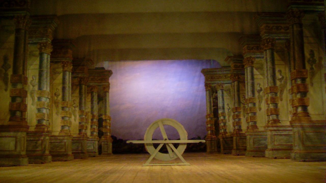 Eine Regenmaschine aus Holz aus dem 18. Jahrhundert steht auf der Theaterbühne des Schlosstheaters Drottningholm.