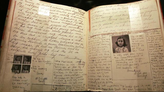 Die Seite eines Tagebuchs der Anne Frank im November 2006 in der Ausstellung "Anne Frank - eine Geschichte für heute" in Schönebeck bei Magdeburg.