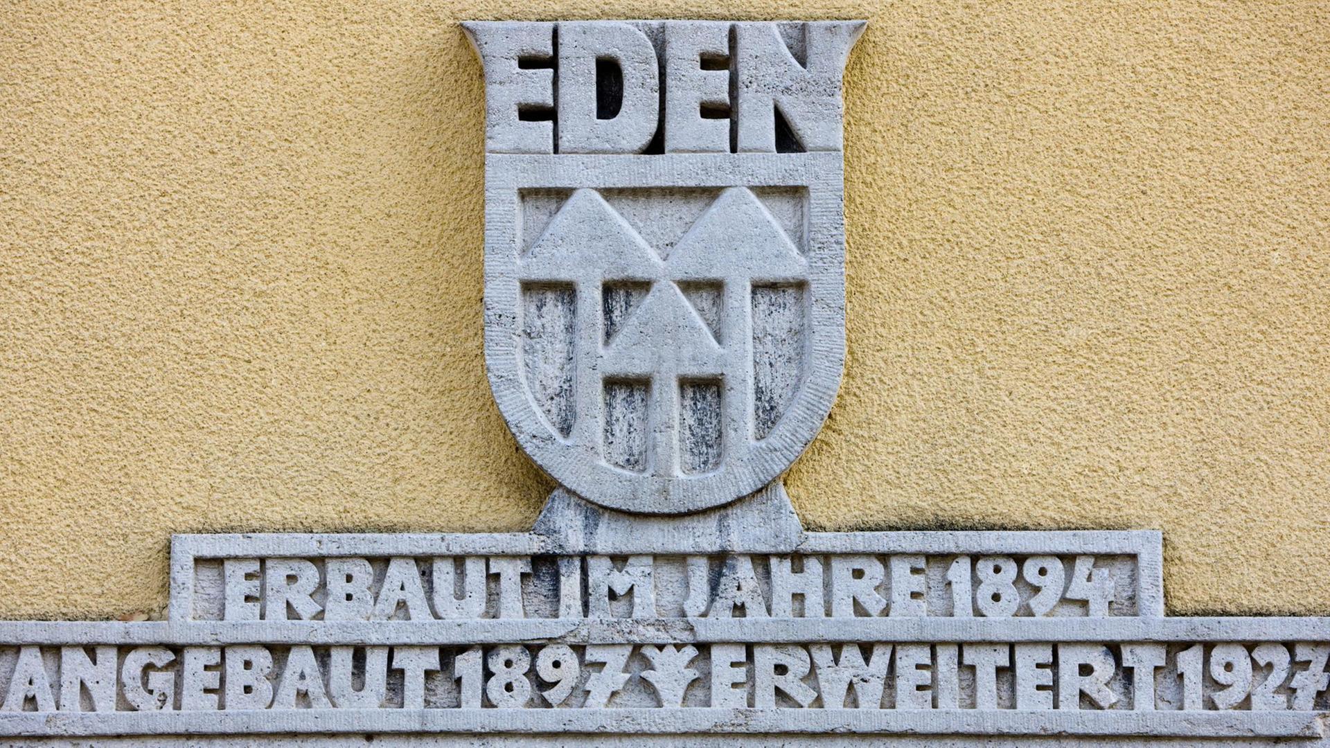 "Eden – Erbaut im Jahre 1894, angebaut 1897, erweitert 1927": Blick auf das Wappen am Genossenschaftshaus in der Obstbausiedlung "Eden" im brandenburgischen Oranienburg, aufgenommen 2008 "Eden – Erbaut im Jahre 1894, angebaut 1897, erweitert 1927": Blick auf das Wappen am Genossenschaftshaus in der Obstbausiedlung "Eden" im brandenburgischen Oranienburg, aufgenommen 2008
