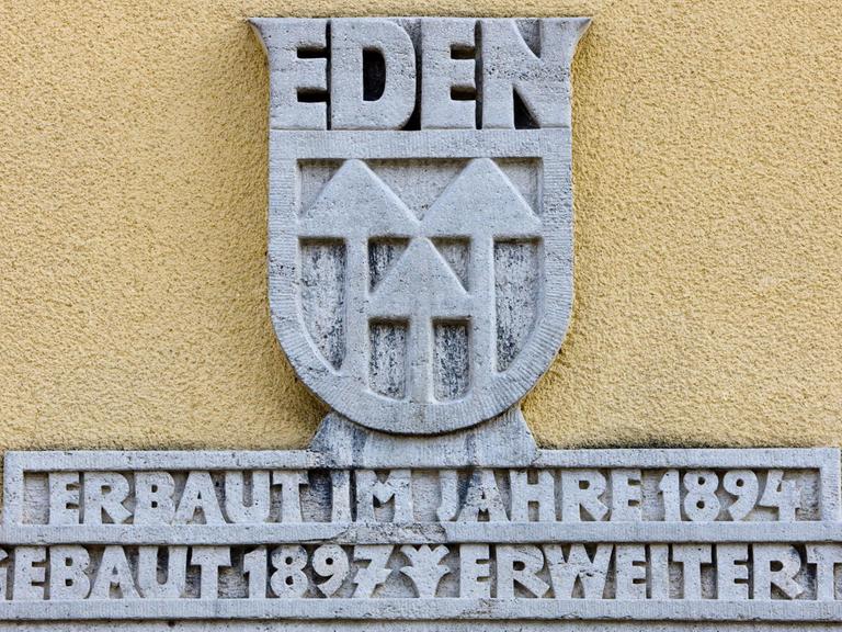 "Eden – Erbaut im Jahre 1894, angebaut 1897, erweitert 1927": Blick auf das Wappen am Genossenschaftshaus in der Obstbausiedlung "Eden" im brandenburgischen Oranienburg, aufgenommen 2008