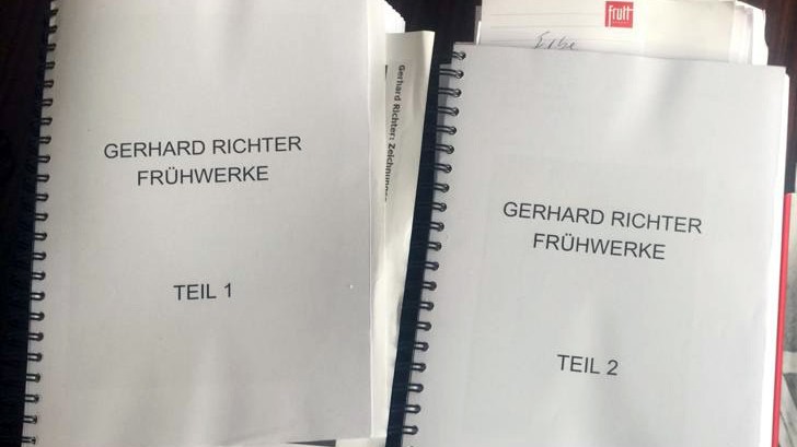 Mappen mit Kopien von frühen Werken des Künstlers Gerhard Richter liegen auf einem Tisch. Mappen mit Kopien von frühen Werken des Künstlers Gerhard Richter liegen auf einem Tisch.