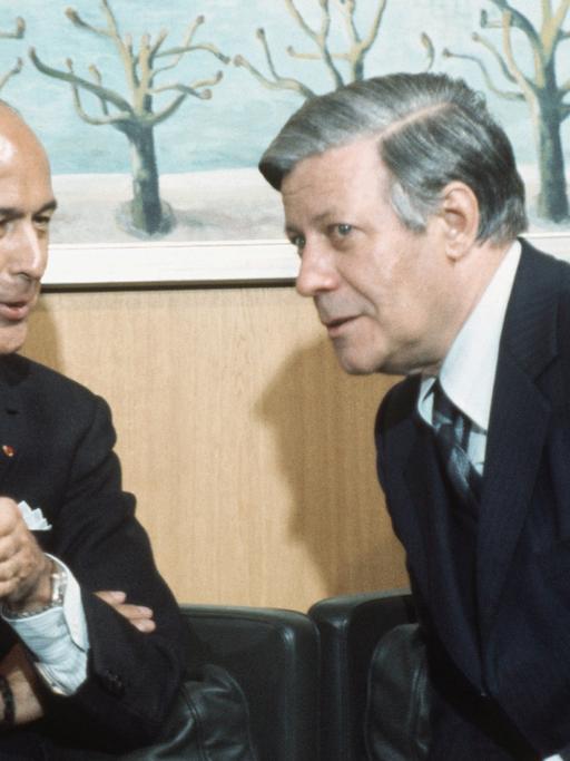 Frankreichs Staatspräsident Valery Giscard d'Estaing (links) und Bundeskanzler Helmut Schmidt am 16.6.1977 im Bundeskanzleramt in Bonn
