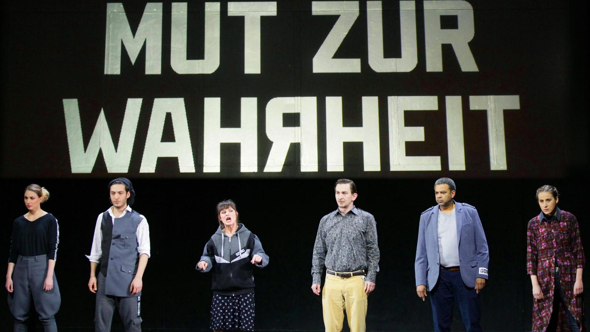 Nika Mišković, Mehmet Ateşçi, Svenja Liesau, Till Wonka, Falilou Seck, Mareike Beykirch in GOЯKI – ALTERNATIVE FÜR DEUTSCHLAND? ÜBER DIE REPRÄSENTATIVE SCHWÄCHE DES THEATERS UND DER DEMOKRATIE IM FRÜHEN 21. JAHRHUNDERT VON OLIVER FRLJIĆ REGIE Oliver Frljić BÜHNE Igor Pauška KOSTÜME Sandra Dekanić DRAMATURGIE Aljoscha Begrich LICHT Jens Krüger TON Hannes Zieger Nika Mišković, Mehmet Ateşçi, Svenja Liesau, Till Wonka, Falilou Seck, Mareike Beykirch in GOЯKI – ALTERNATIVE FÜR DEUTSCHLAND? ÜBER DIE REPRÄSENTATIVE SCHWÄCHE DES THEATERS UND DER DEMOKRATIE IM FRÜHEN 21. JAHRHUNDERT VON OLIVER FRLJIĆ REGIE Oliver Frljić BÜHNE Igor Pauška KOSTÜME Sandra Dekanić DRAMATURGIE Aljoscha Begrich LICHT Jens Krüger TON Hannes Zieger