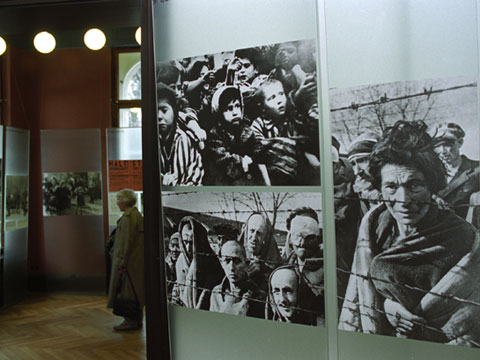 Ständige Ausstellung im Erdgeschoss des "Hauses der Wannsee-Konferenz" in Berlin Ständige Ausstellung im Erdgeschoss des "Hauses der Wannsee-Konferenz" in Berlin