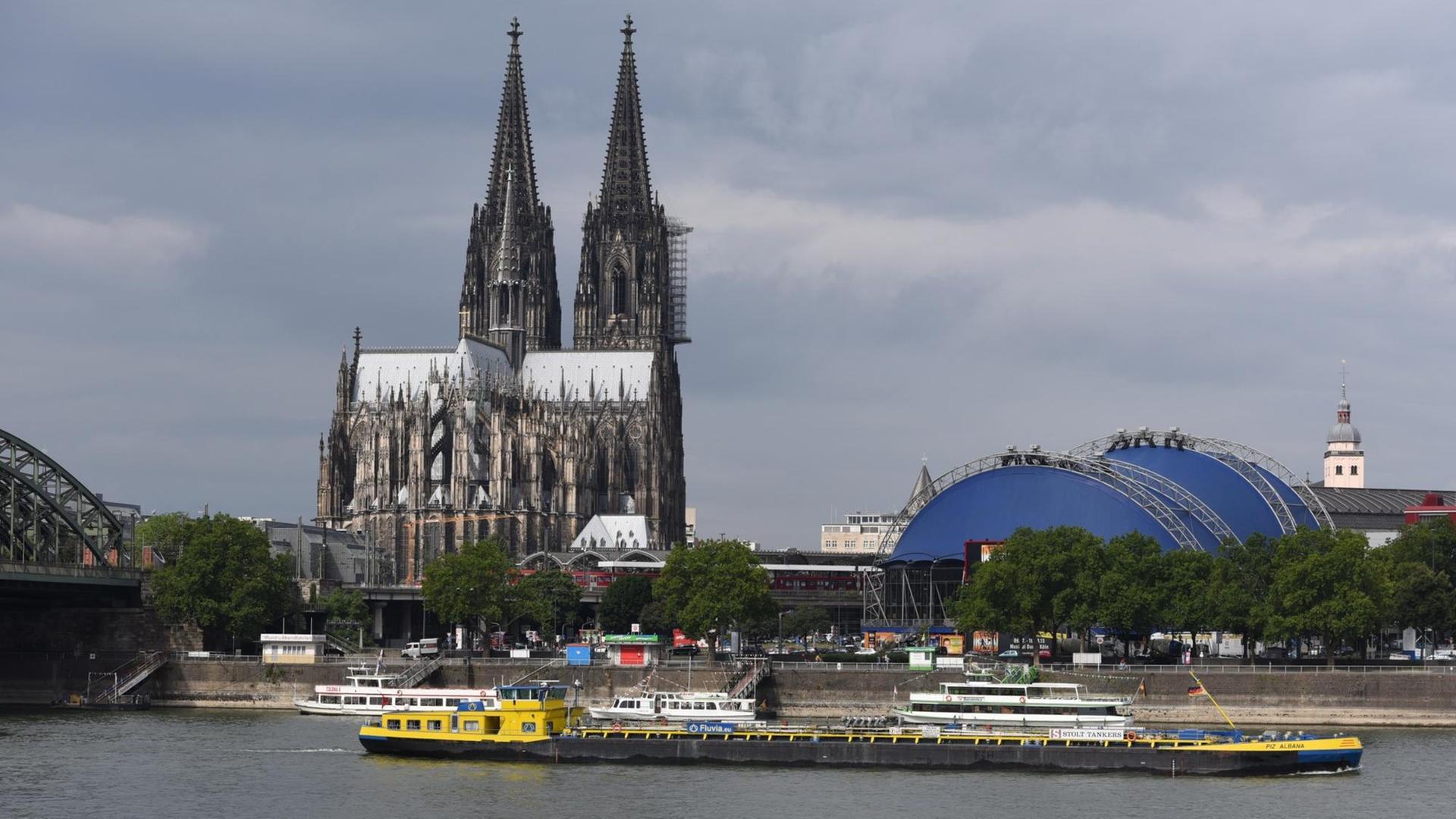 Blick auf die Stadt Köln vom Rhein aus Blick auf die Stadt Köln vom Rhein aus