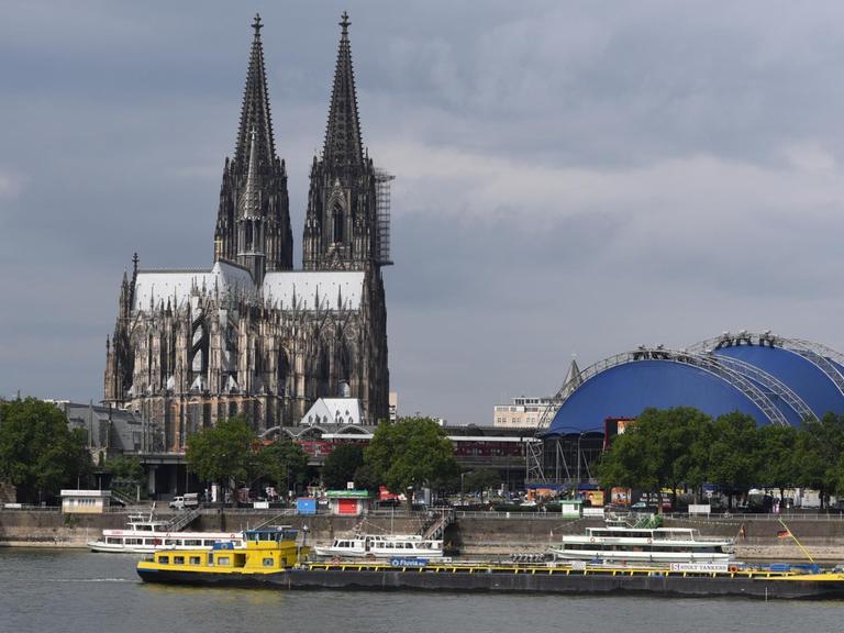 Blick auf die Stadt Köln vom Rhein aus