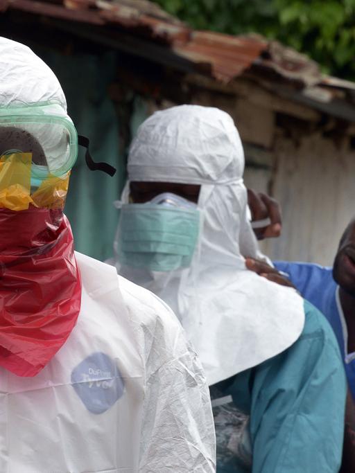 Ärzte in Liberias Hauptstadt Monrovia ziehen sich Schutzanzüge an, um mit Ebola infizierte Patienten zu behandeln.