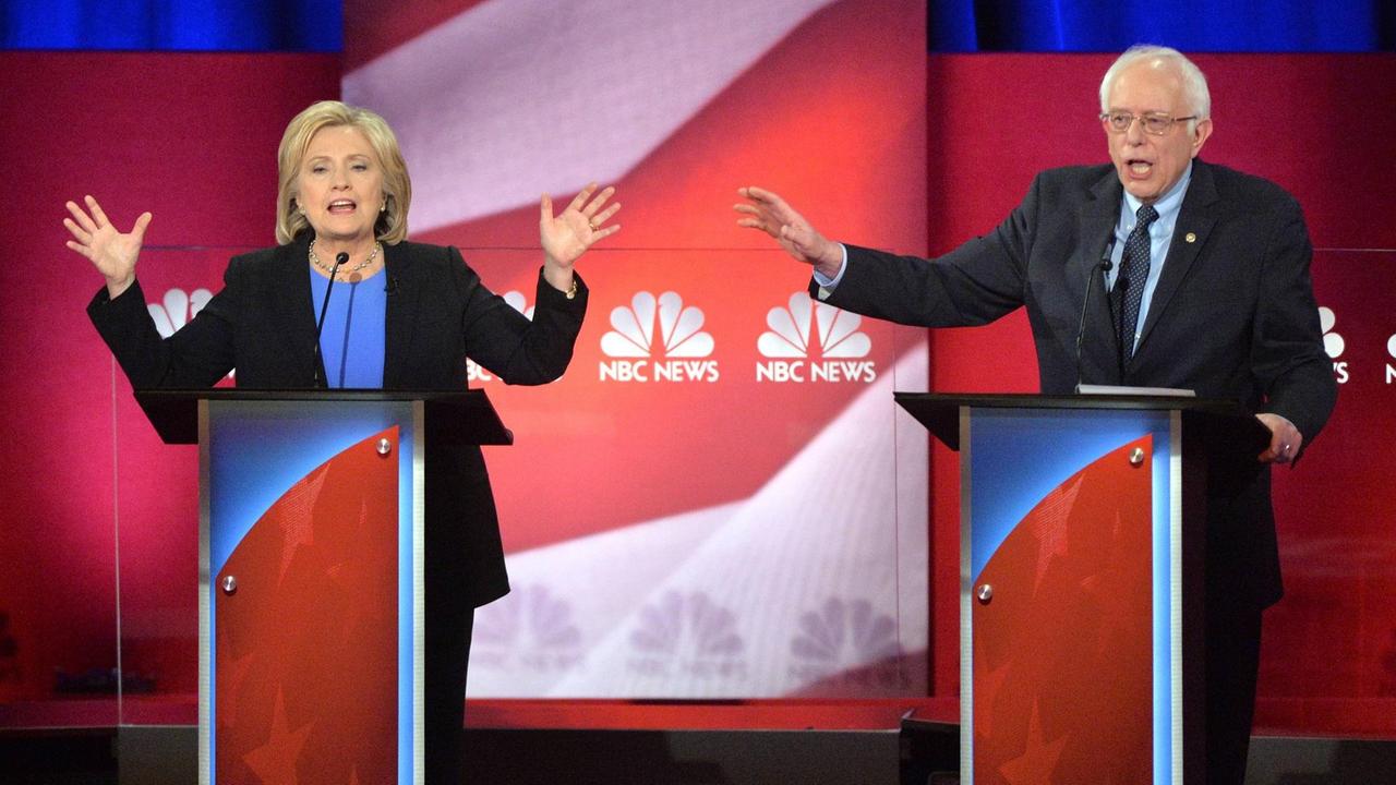 Hillary Clinton und Bernie Sanders bei der TV-Debatte der Demokraten am 17. Januar 2016 Hillary Clinton und Bernie Sanders bei der TV-Debatte der Demokraten am 17. Januar 2016