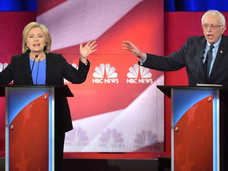 Hillary Clinton und Bernie Sanders bei der TV-Debatte der Demokraten am 17. Januar 2016