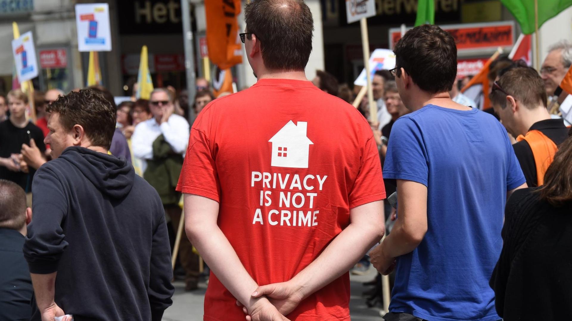 Ein Demonstrant trägt am 26.05.2016 in München (Bayern) bei einer Kundgebung ein T-Shirt mit der Aufschrift "PRIVACY IS NOT A CRIME". Die Teilnehmer gingen auf die Straße um unter dem Motto "Freiheit statt Angst! Stoppt den Überwachungswahn!" für mehr Datenschutz zu demonstrieren. Ein Demonstrant trägt am 26.05.2016 in München (Bayern) bei einer Kundgebung ein T-Shirt mit der Aufschrift "PRIVACY IS NOT A CRIME". Die Teilnehmer gingen auf die Straße um unter dem Motto "Freiheit statt Angst! Stoppt den Überwachungswahn!" für mehr Datenschutz zu demonstrieren.