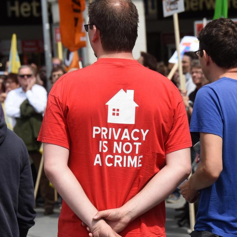 Ein Demonstrant trägt am 26.05.2016 in München (Bayern) bei einer Kundgebung ein T-Shirt mit der Aufschrift "PRIVACY IS NOT A CRIME". Die Teilnehmer gingen auf die Straße um unter dem Motto "Freiheit statt Angst! Stoppt den Überwachungswahn!" für mehr Datenschutz zu demonstrieren. 
