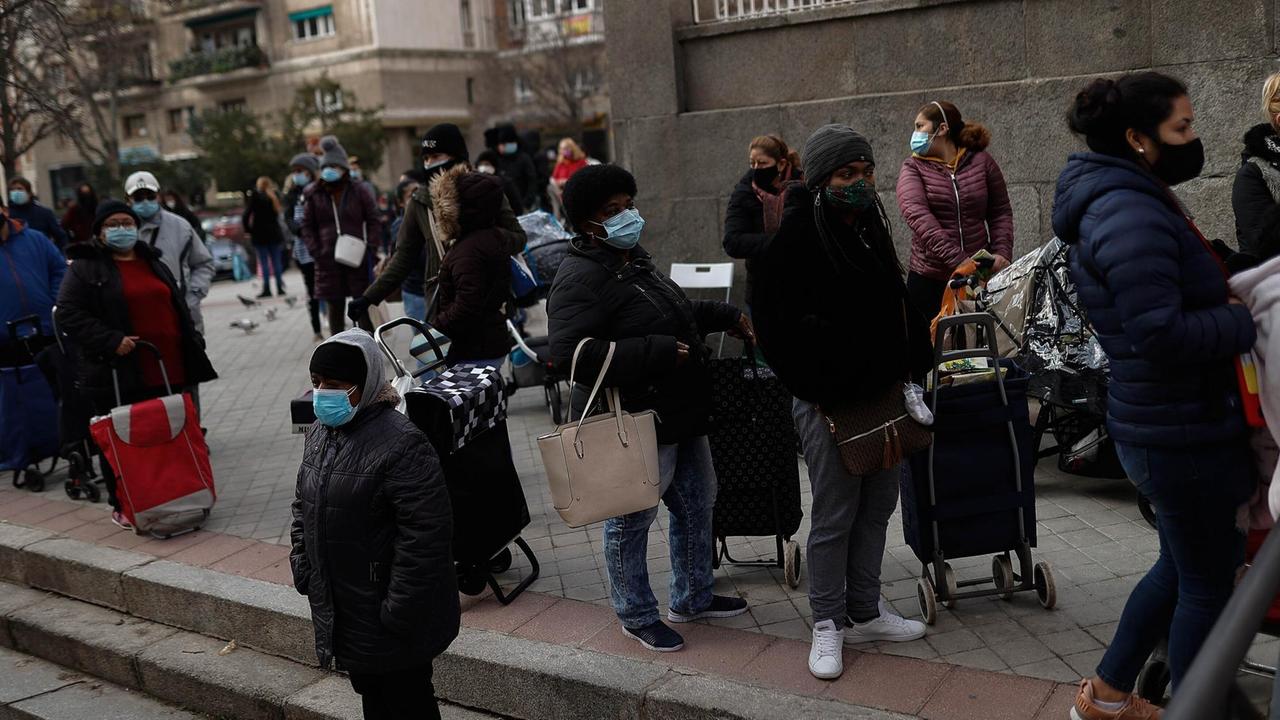 Schlange vor einer Essensausgabe in Madrid während der Corona-Pandemie