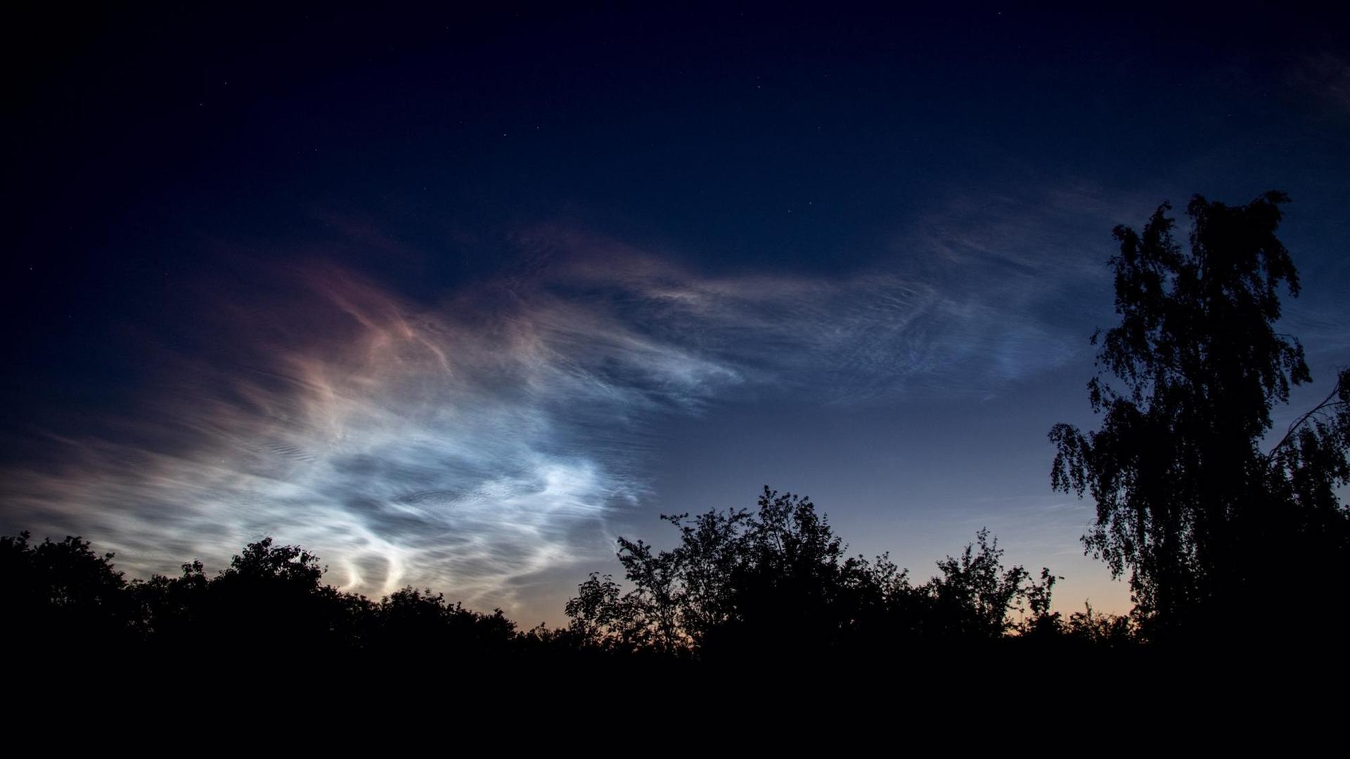 Wunderbare leutende Nachtwolken in der Nacht zum vergangenen Montag über dem dänischen Almind