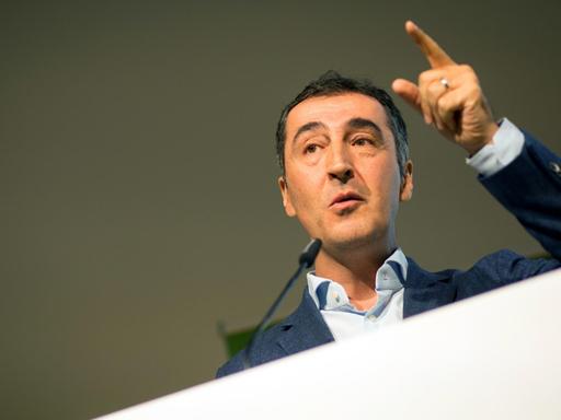 Der Grünen-Politiker Cem Özdemir hält eine Rede auf einem Parteitag seiner Partei.