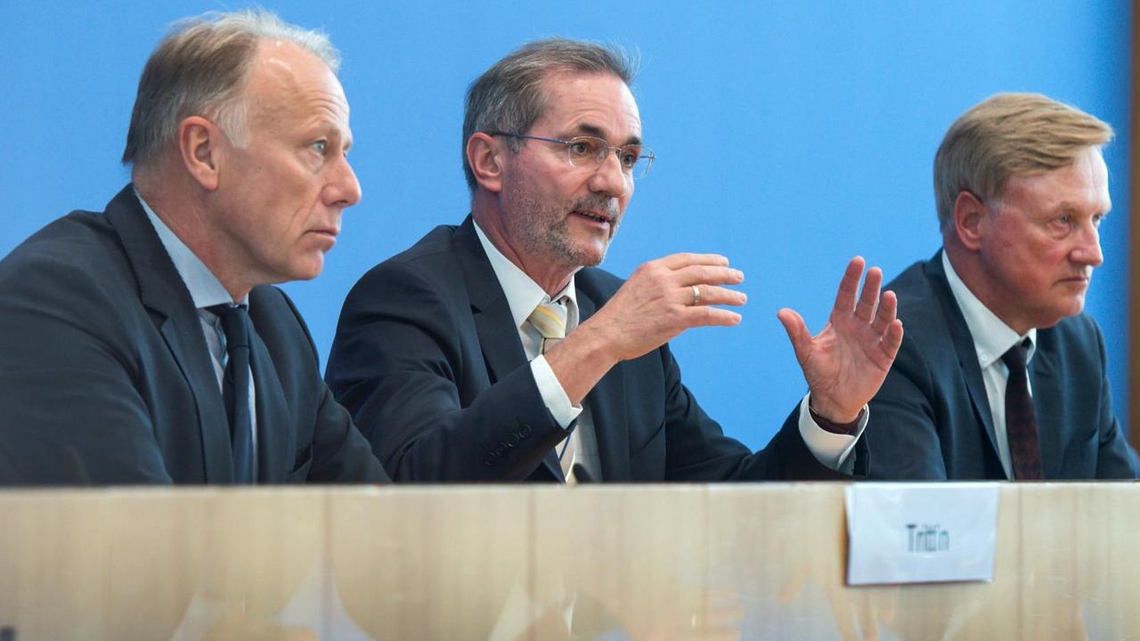 Die Vorsitzenden der Atomkommission Trittin, Platzeck und von Beust stellen in der Bundespressekonferenz ihren Bericht vor. Die Vorsitzenden der Atomkommission Trittin, Platzeck und von Beust stellen in der Bundespressekonferenz ihren Bericht vor.