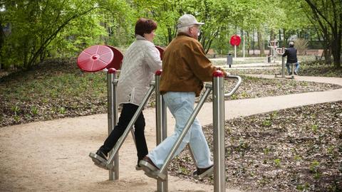 Ein Senioren-Ehepaar macht Übungen auf einem sogenannten "Beintrainer" auf dem Seniorenspielplatz in Hannover.