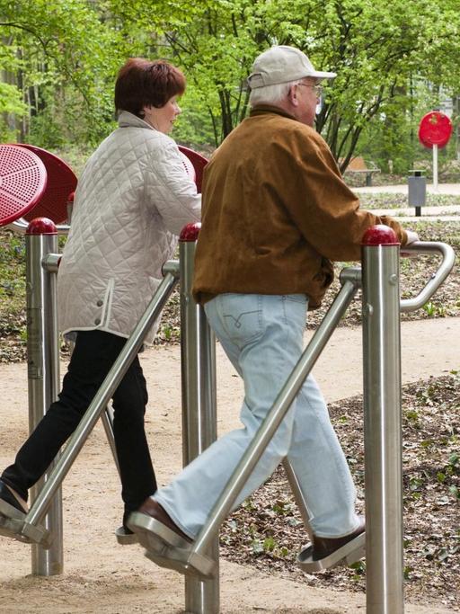 Ein Senioren-Ehepaar macht Übungen auf einem sogenannten "Beintrainer" auf dem Seniorenspielplatz in Hannover.