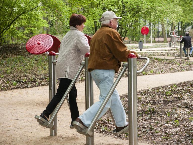Ein Senioren-Ehepaar macht Übungen auf einem sogenannten "Beintrainer" auf dem Seniorenspielplatz in Hannover.