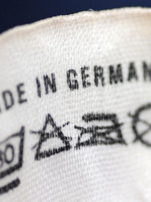 Der Schriftzug "Made in Germany" steht auf dem Etikett eines Trainingsanzugs.