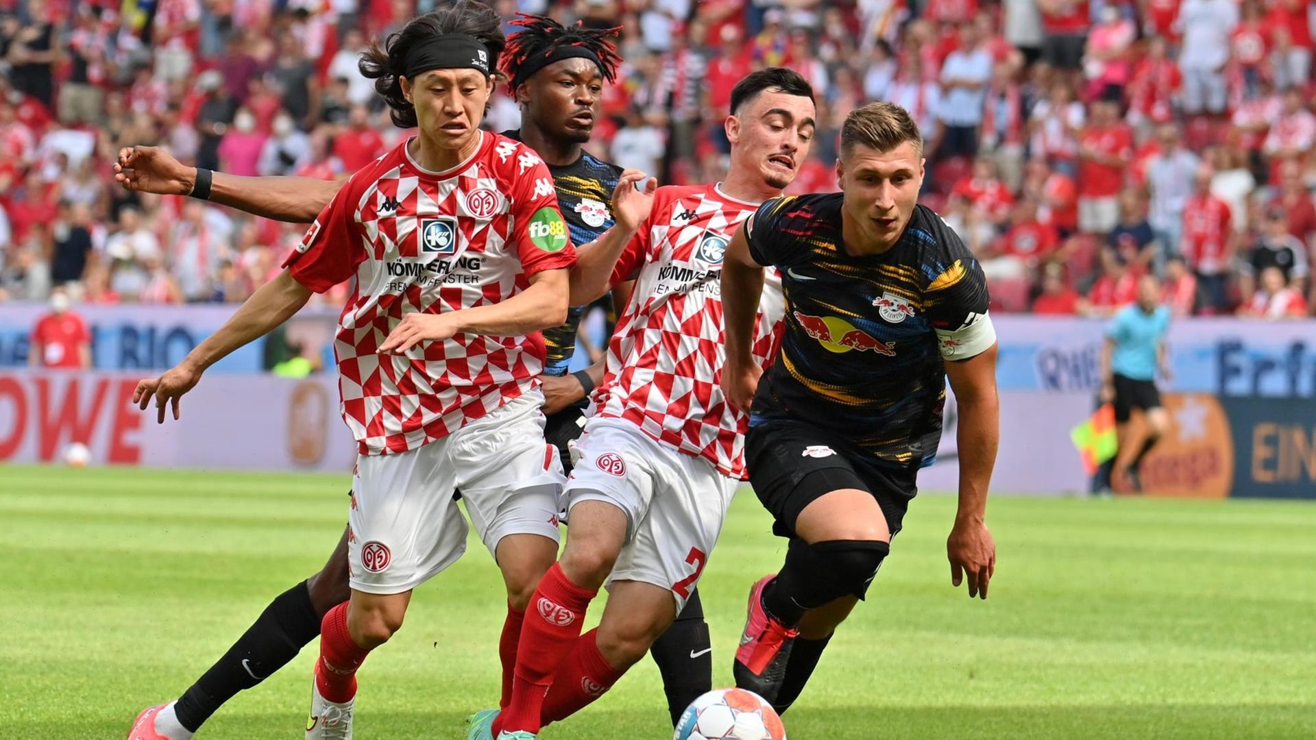 Leipzigs Fußball-Profi Willi Orban (rechts) kontrolliert den Ball vor den Mainzern Jae-Sung Lee und Paul Nebel. Leipzigs Fußball-Profi Willi Orban (rechts) kontrolliert den Ball vor den Mainzern Jae-Sung Lee und Paul Nebel.