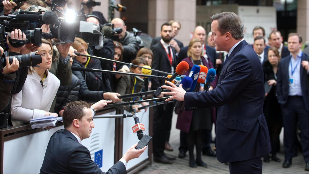 Der britische Premierminister David Cameron stellt sich 2015 bei einem EU-Gipfel den wartenden Journalisten. Der britische Premierminister David Cameron stellt sich 2015 bei einem EU-Gipfel den wartenden Journalisten.