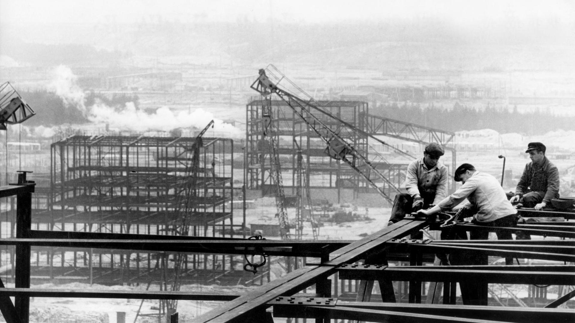Kollegen des VEB Stahlbau Brandenburg montieren in ca. 60 Meter Höhe das Stahlgerüst für das erste Kraftwerk des Kombinats "Schwarze Pumpe", aufgenommen am 09.06.1958. Kollegen des VEB Stahlbau Brandenburg montieren in ca. 60 Meter Höhe das Stahlgerüst für das erste Kraftwerk des Kombinats "Schwarze Pumpe", aufgenommen am 09.06.1958.