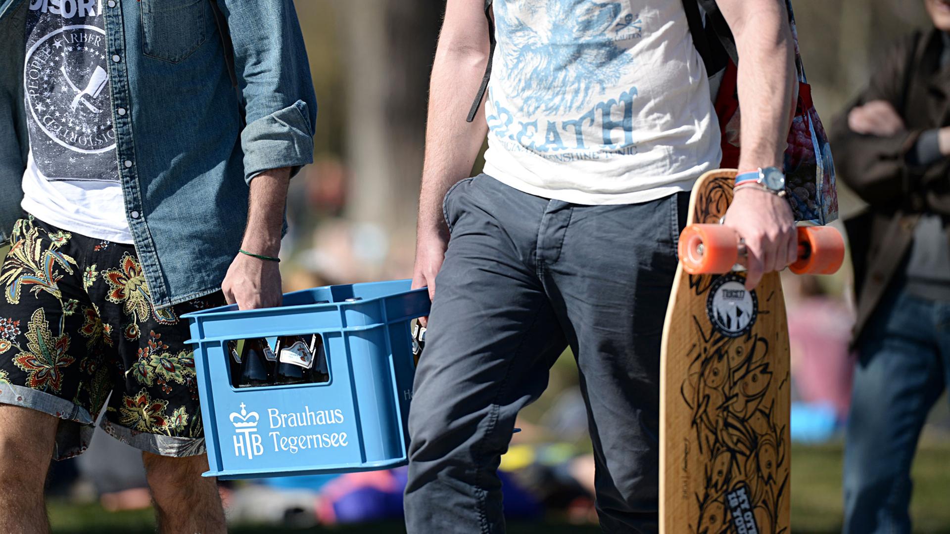 Zwei junge Männer tragen einen Bierkasten. Zwei junge Männer tragen einen Bierkasten.