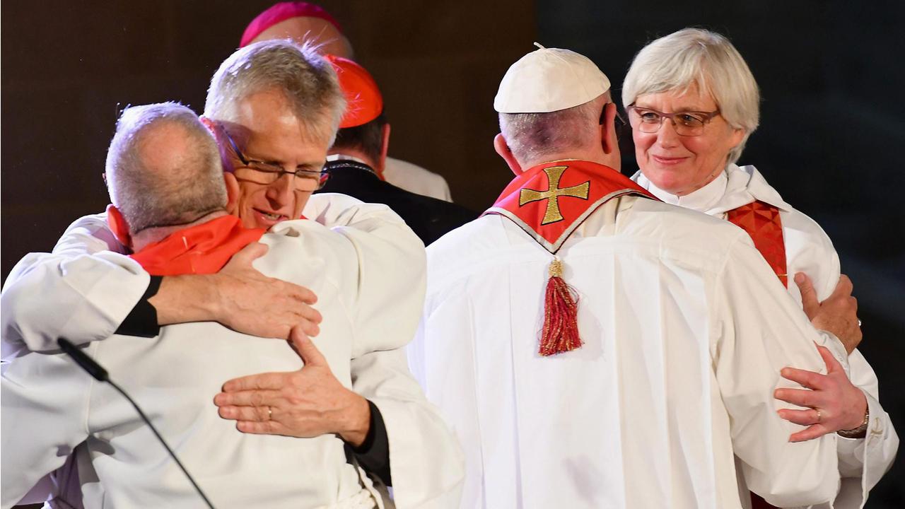 Papst Franziskus und die schwedische Erzbischöfin Antje Jackelén während einer ökumenischen Messe in der Kathedrale von Lund (Schweden) am 31.10.2016 Papst Franziskus und die schwedische Erzbischöfin Antje Jackelén während einer ökumenischen Messe in der Kathedrale von Lund (Schweden) am 31.10.2016