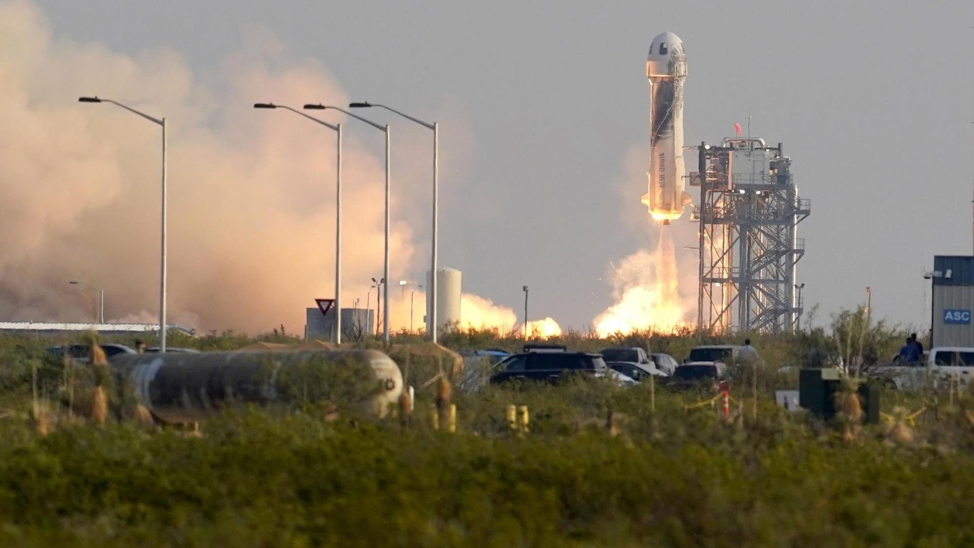 Eine Rakete startet senkrecht aus einer dafür vorgesehenen Vorrichtung. Eine Rakete startet senkrecht aus einer dafür vorgesehenen Vorrichtung.
